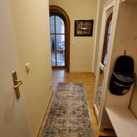 Fuerst Metternich In Apartamento *